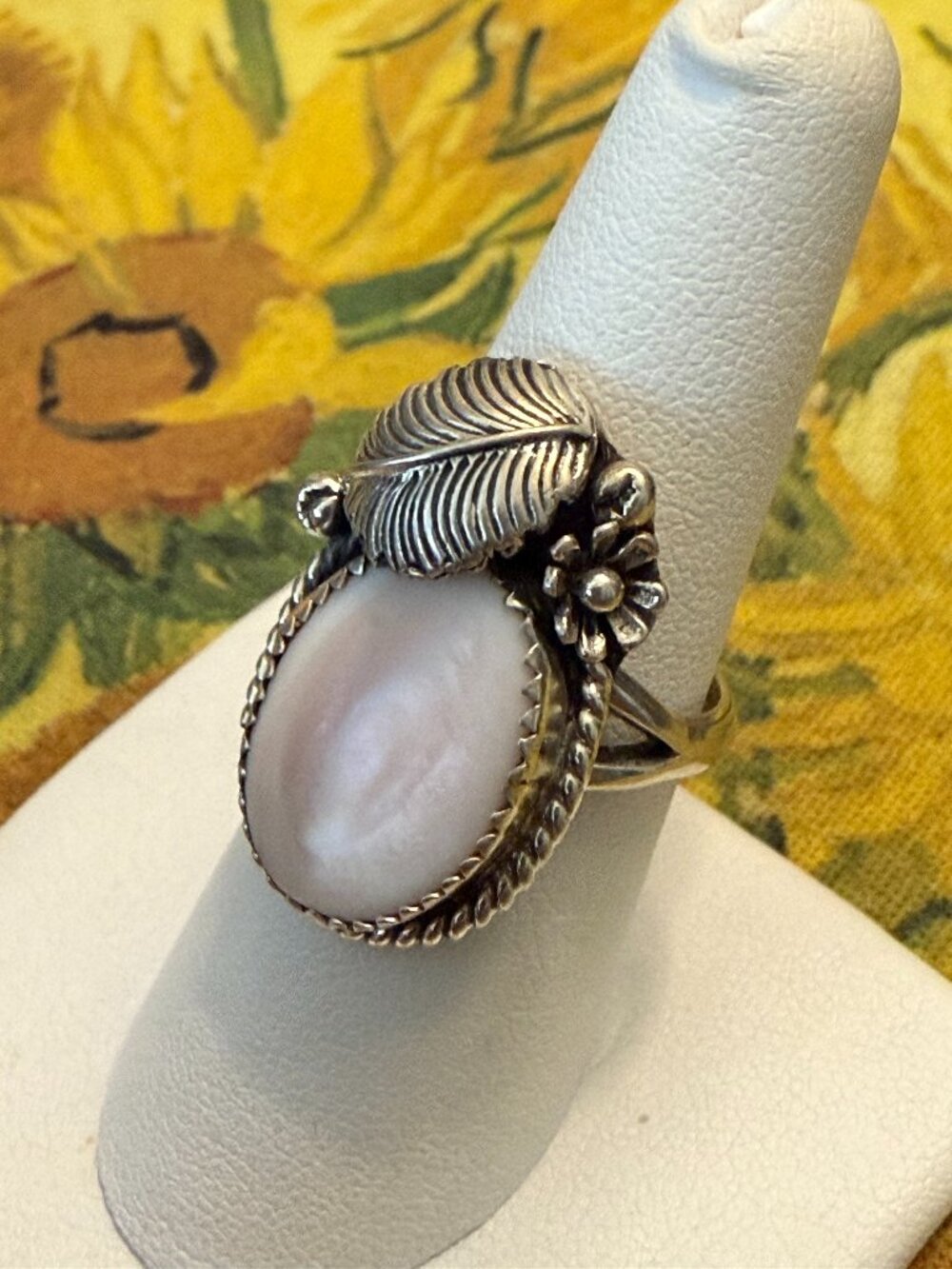 HANDCRAFTED VINTAGE NAVAJO PINK MOTHER OF PEARL STERLING SILVER RING